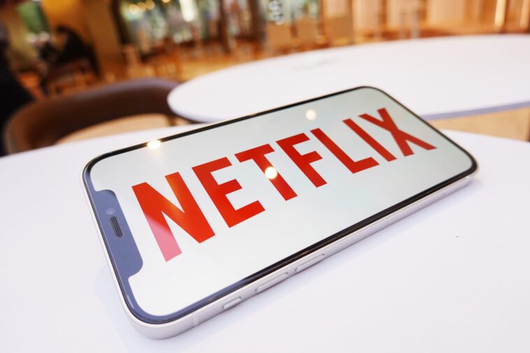 Qui est dans l'émission originale italienne de Netflix ?