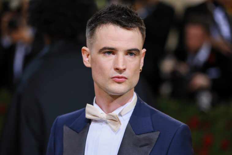 Avec qui Tom Sturridge est-il en couple ?  Le statut relationnel de la star de Sandman