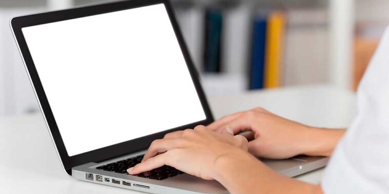 La Russie a son premier ordinateur portable prêt - ont-ils essayé de copier Apple ?