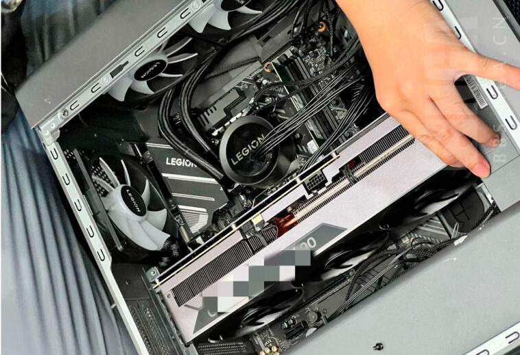 Le Lenovo Legion GeForce RTX 4090 mesure environ 360 ​​mm de long