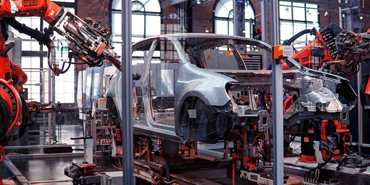 L'industrie automobile réduit ses commandes de puces