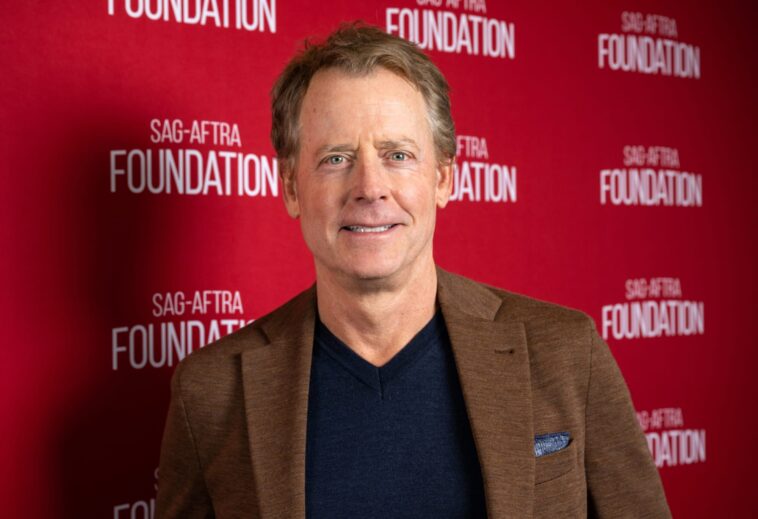 Qui incarne Tom Lockwood dans You saison 4 ?  (Greg Kinnear âge, taille, rôles, etc.)