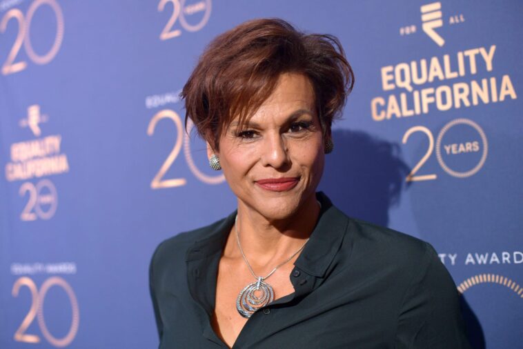 Qui joue Mme Warner dans Never Have I Ever ?  (Alexandra Billings âge, taille, Instagram, rôles, etc.)