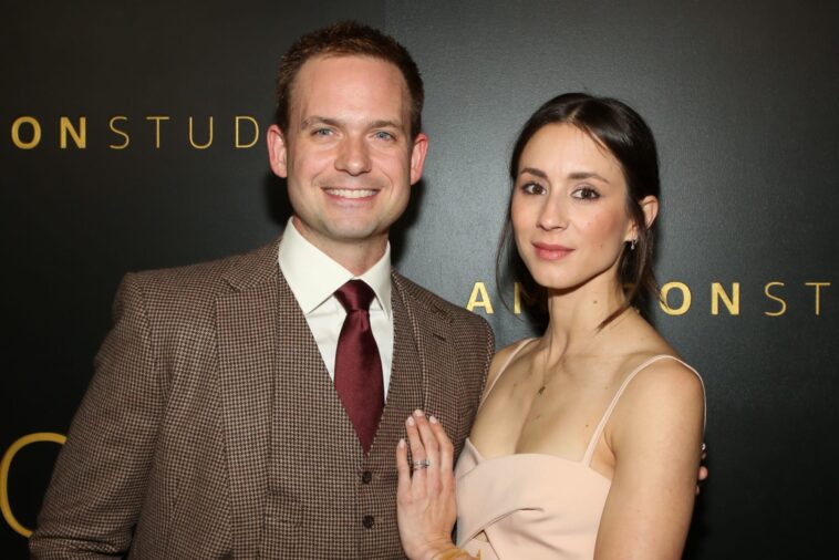Patrick J. Adams et Troian Bellisario sont-ils toujours ensemble ?  (2023)