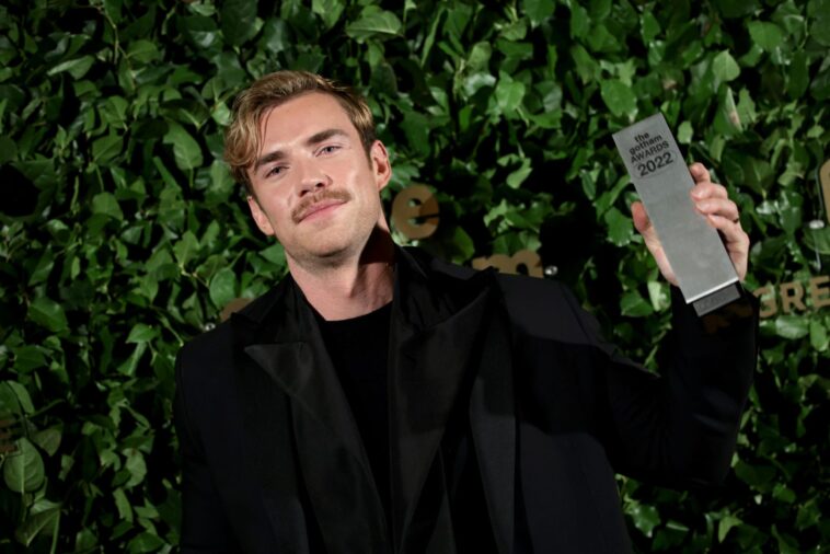 Qui joue Chad dans Glamorous ?  (âge, taille et plus de Zane Phillips)