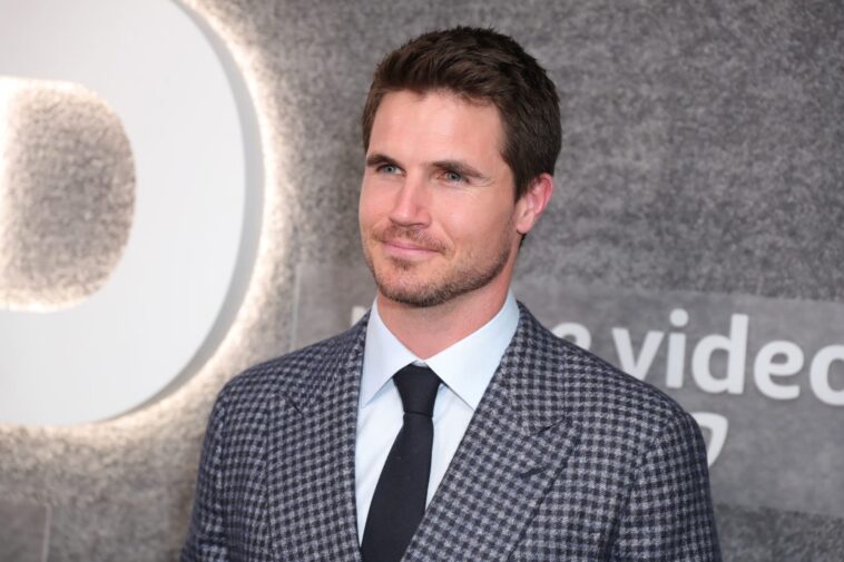 Qui joue Gallatin dans The Witcher ?  (Robbie Amell taille, âge, Instagram, épouse)