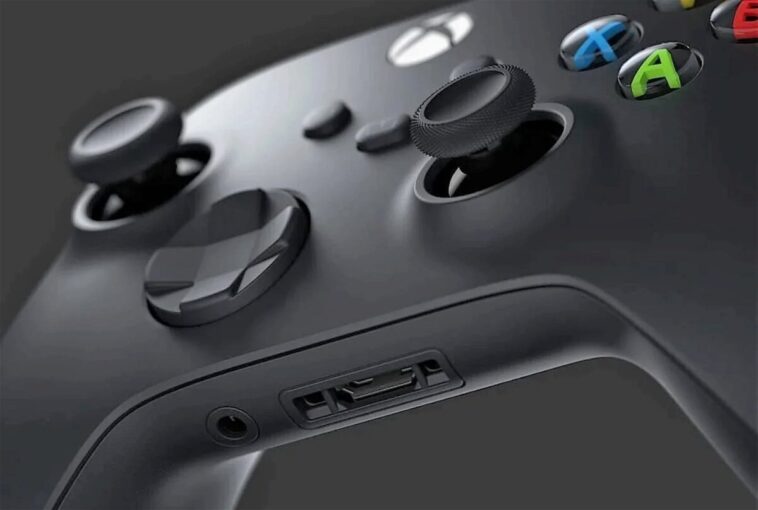 À court de piles, il branche sa manette de Xbox sur un chargeur de batterie de voiture.