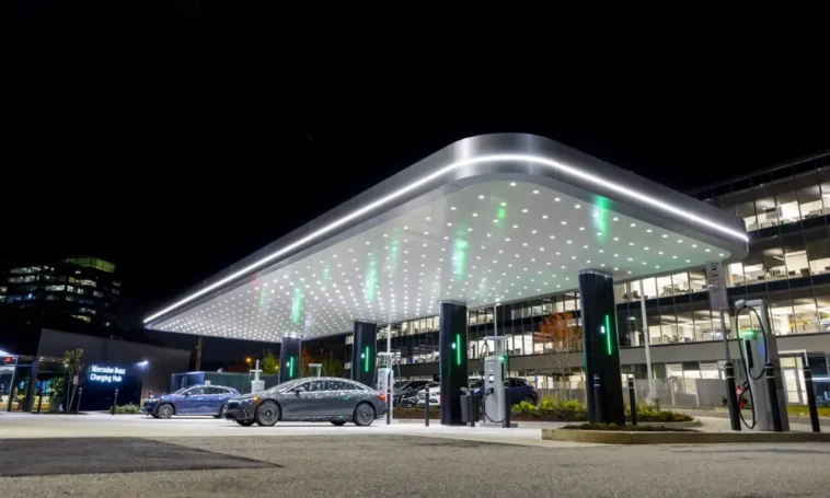 Mercedes-Benz va installer des chargeurs de véhicules électriques de 400 kW chez Starbucks le long de l'Interstate 5 - Trotons Tech Magazine
