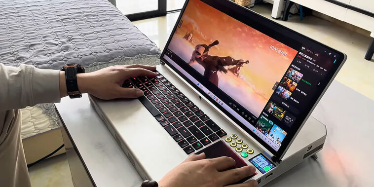 L'ordinateur portable avec le matériel PC à la mise à jour avec RL