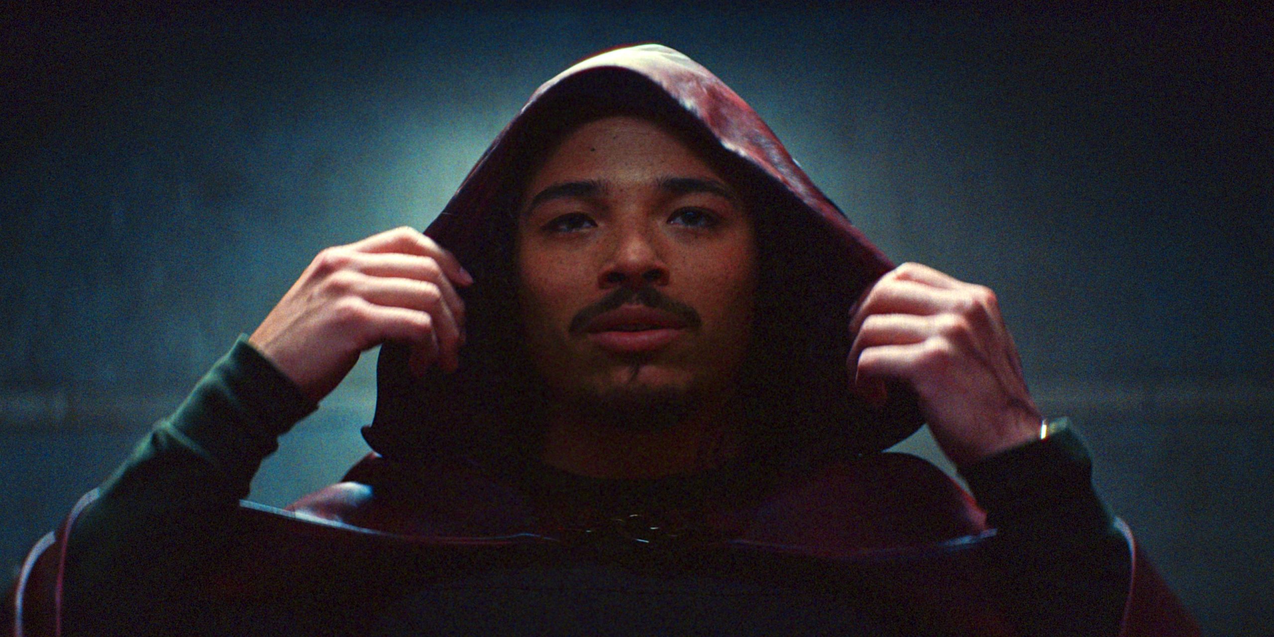 **Anthony Ramos** est le Hood dans Ironheart.