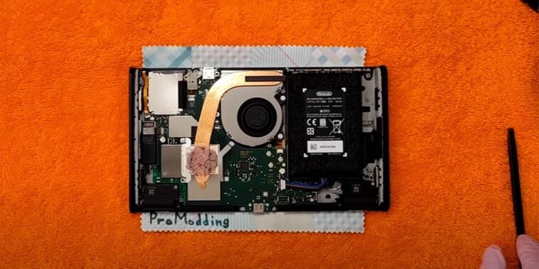 Ceci est l'intérieur d'un commutateur Nintendo 2 après le démontage