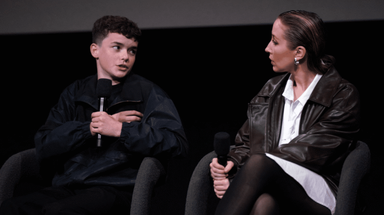 La série "Adolescence", qui montre les dangers de la violence en ligne pour les jeunes, pourra être diffusée en classe dès la quatrième, annonce Elisabeth Borne