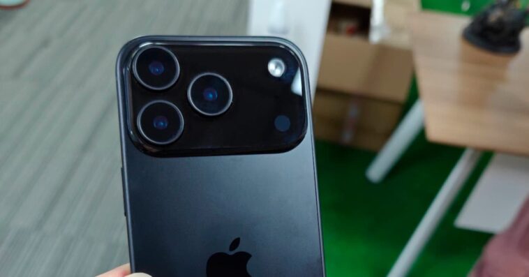 iPhone 17 Pro Max en noir filtré en images