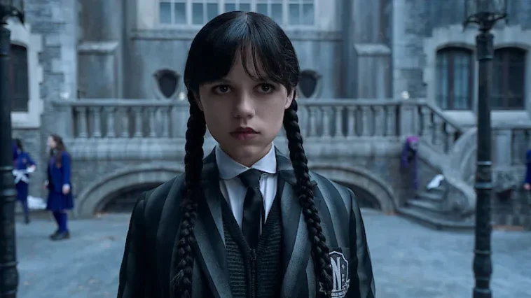 Mercredi saison 2 débarque sur Netflix le 6 août (volume 1), et déjà l’ombre de la suite plane…