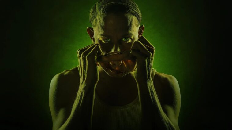 L'acteur Charlie Hunnam dans la peau du tueur Ed Gein dans la saison 3 de la série "Monstres".