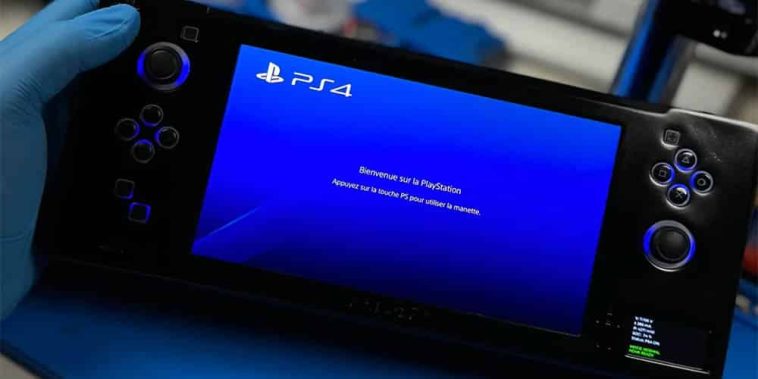 Un moddeur transforme une PS4 Slim en console portable