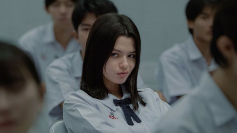 Cette nouvelle série Netflix thaïlandaise ultra sombre fait déjà parler d’elle : une mystérieuse lycéenne y punit les pires élèves