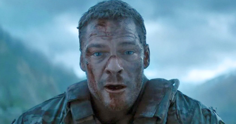 Après le succès de War Machine, Alan Ritchson présente un nouveau projet sur Netflix : 20 ans plus tard, il explore une facette inédite de son talent
