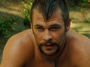 Jamais sorti au ciné en France, ce film qui a failli ruiner la carrière de Chris Hemsworth cartonne sur Netflix