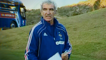"Le Bus : Les Bleus en grève" : Le journal intime de Raymond Domenech, les coulisses de la Une de "L'Équipe" sur Anelka... Que contient le documentaire événement de Netflix ?