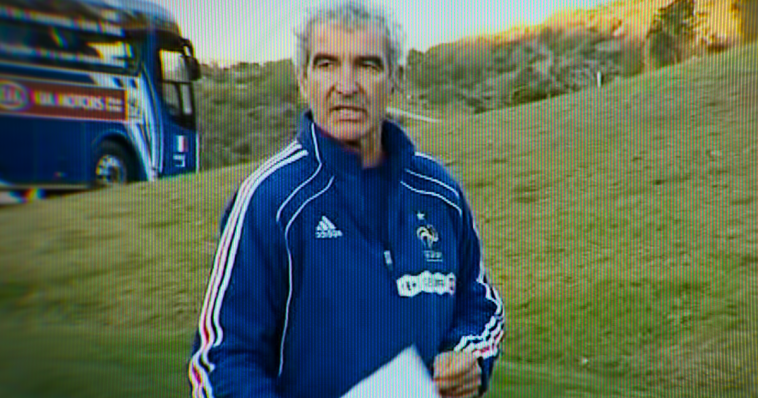 "Le Bus : Les Bleus en grève" : Le journal intime de Raymond Domenech, les coulisses de la Une de "L'Équipe" sur Anelka... Que contient le documentaire événement de Netflix ?