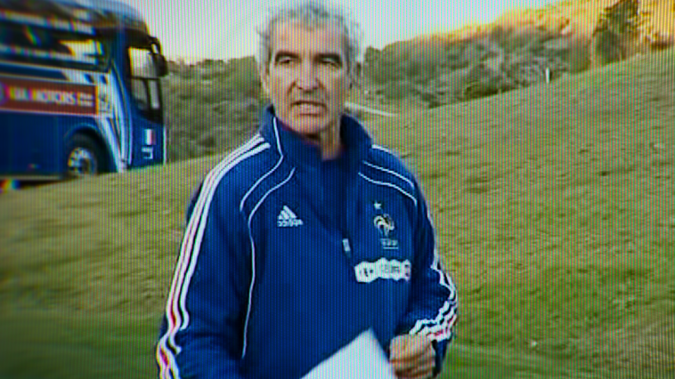 "Le Bus : Les Bleus en grève" : Le journal intime de Raymond Domenech, les coulisses de la Une de "L'Équipe" sur Anelka... Que contient le documentaire événement de Netflix ?