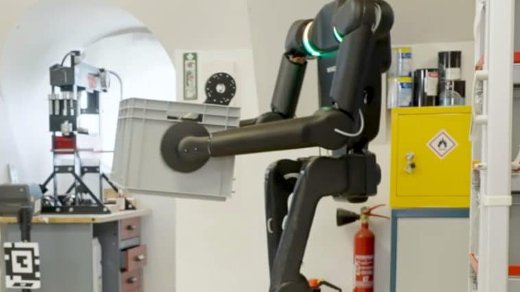 Chez Renault, le robot Calvin commence sa carrière en portant des pneus