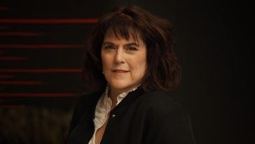 Un portrait d'Annick Charette dans l'atrium de Radio-Canada.