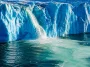 De l’eau de fonte s’écoule d’un glacier du Groenland et forme une vaste plume claire dans les eaux sombres de l’Atlantique Nord.