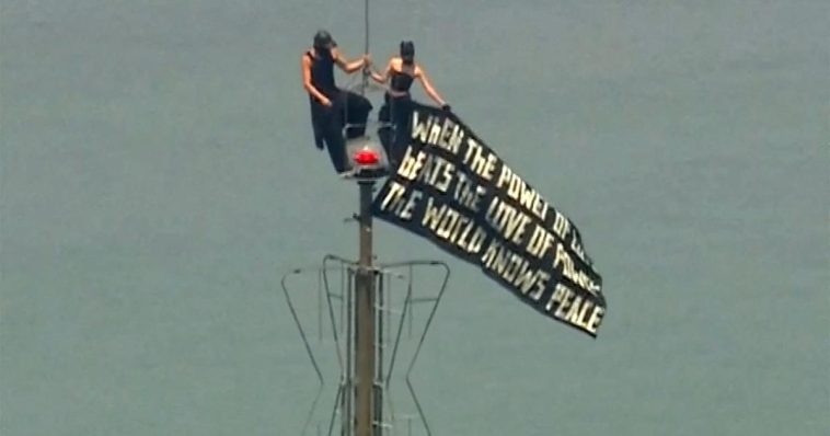 un couple grimpe sur le toit de l’Empire State Building